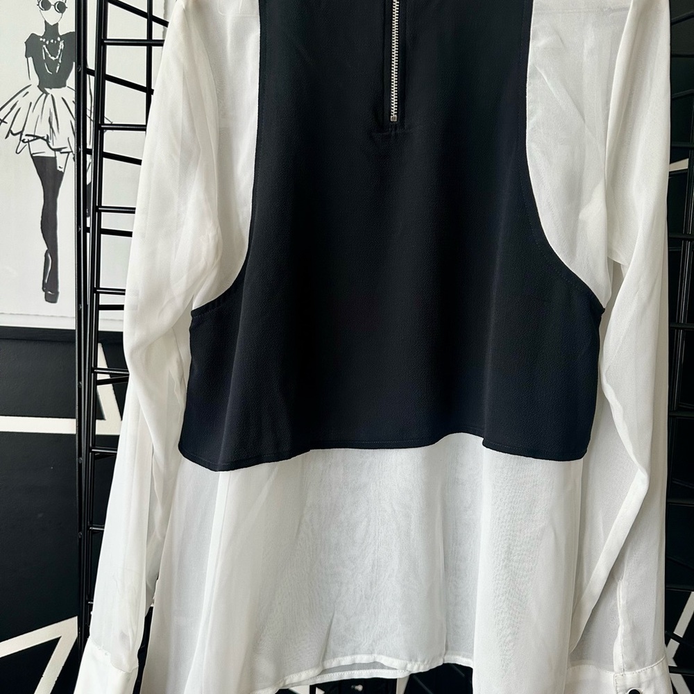 Size Large - Picture 2 of 2